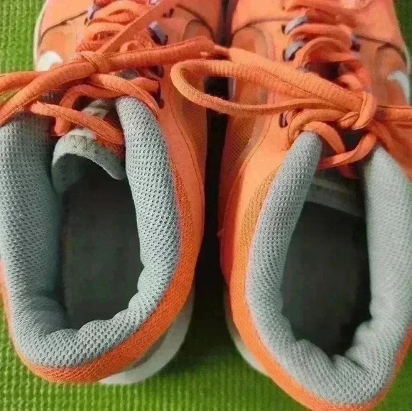 Women's Nike light weight training neon orange sneaker size 7 - Picture 5 of 9